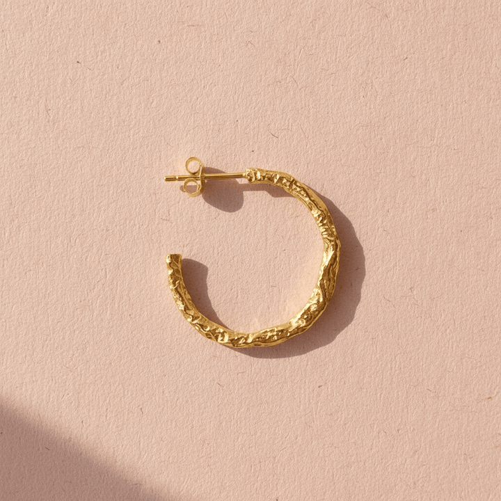 Handmade Ohrringe gold, Creolen mit Ohrstecker, Inspiration Schmuck mit Hammerschlag Optik von Alicia&