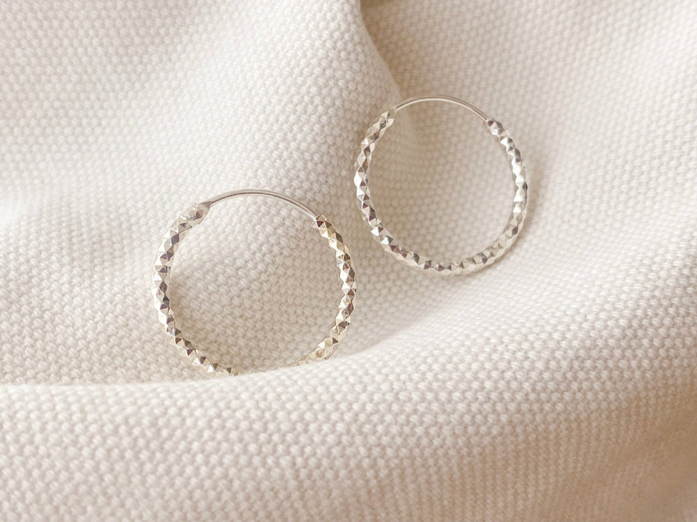 Echtsilber Creolen mit Diamond Cut, medium size hoops für Teenager und junge Frauen, schöner Schmuck von Alicia's Diary