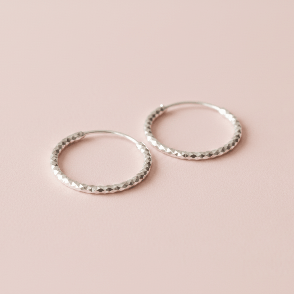 Kleine Glitzer Creolen aus Silber, Echtsilber Ohrringe Damen, silberne Ohrringe für Mädchen, kleine Creolen Silber Glitzer