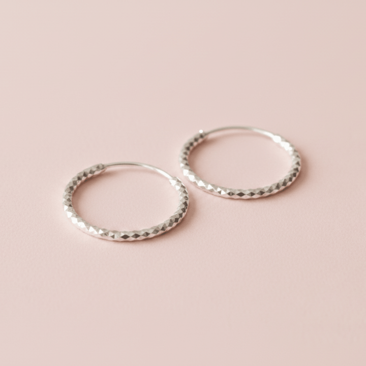 Kleine Glitzer Creolen aus Silber, Echtsilber Ohrringe Damen, silberne Ohrringe für Mädchen, kleine Creolen Silber Glitzer