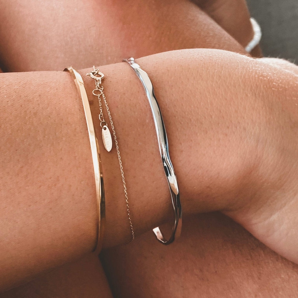 Minimalistische Armspange, goldener gedrehter Armreif aus wasserfestem Edelstahl, goldener Armreif twisted, Schmuck Online Shop