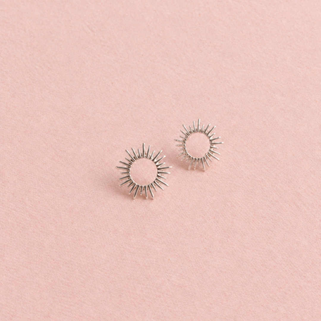Minimalistischer Silberschmuck Ohrstecker mit Sonnen und Sonnenstrahlen, Schmuck für junge Frauen