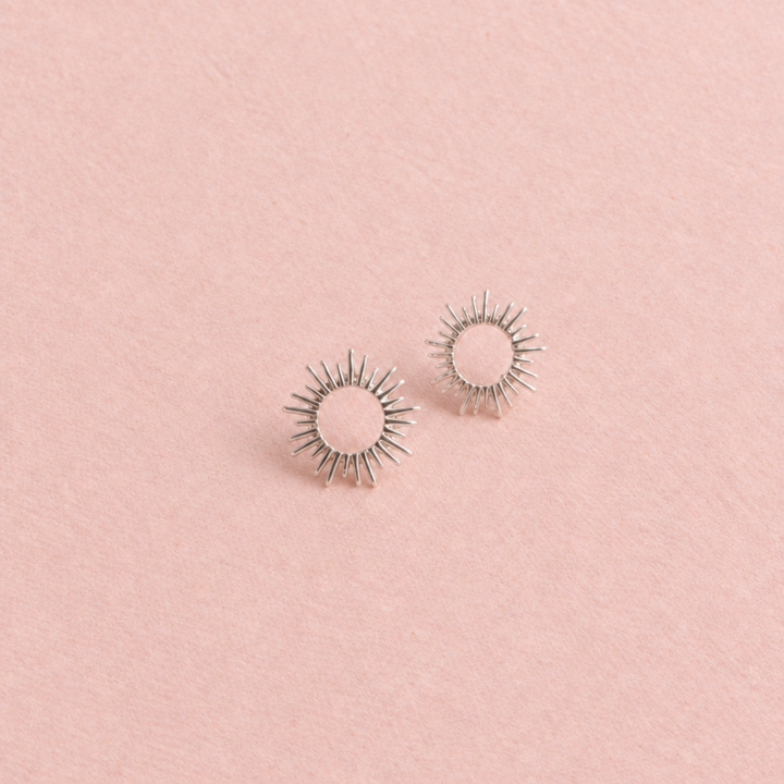 Minimalistischer Silberschmuck Ohrstecker mit Sonnen und Sonnenstrahlen, Schmuck für junge Frauen