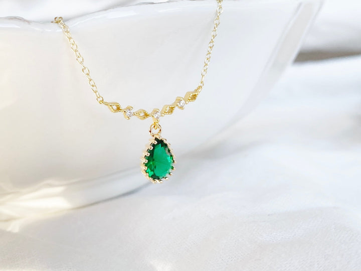 Zarte Halskette mit grünem Anhänger aus vergoldetem - kissedby.shop
