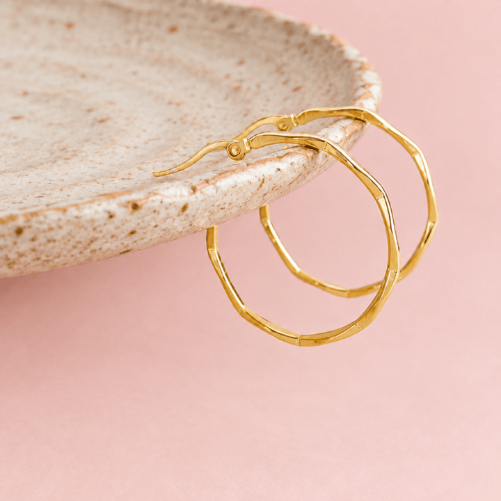 Wasserfeste Gold Hoop Ohrringe mit Struktur, Gold Hoop Ohrringe, Creolen 30mm Durchmesser, vergoldete Ohrringe Silber 925