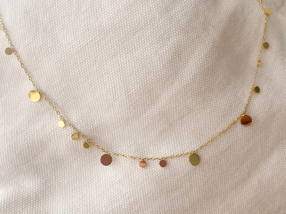 Goldene Stainless Steel Kette mit feinen Plättchen von ALICIA'S DIARY