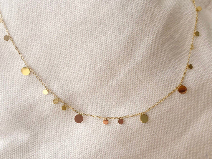 Goldene Stainless Steel Kette mit feinen Plättchen von ALICIA'S DIARY