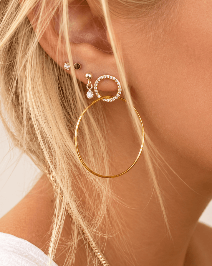 Große vergoldete Double Hoops mit funkelnden Zirkonen am Ohr getragen