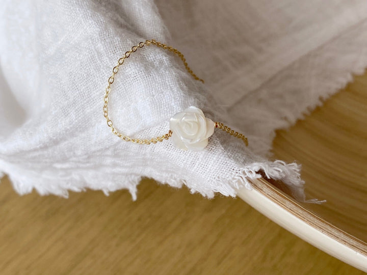 Goldenes Braut Armband mit Perlmutt Rose