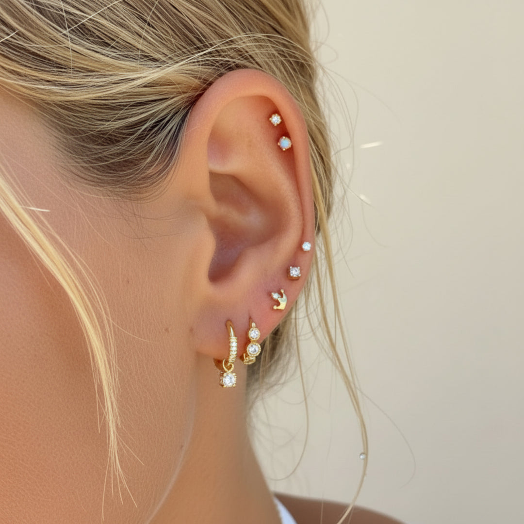 Wasserfester Ear Stack gold: Ohrringe und Ohrstecker mit Kronen, gedrehte Creolen und Glitzer Ohrstecker für Meer, Pool