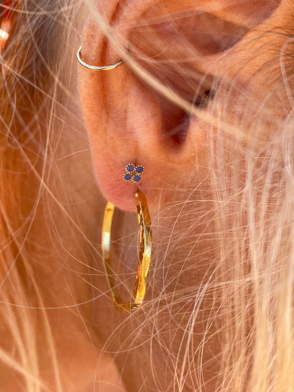Geometrische Creolen mit Hammerschlag aus vergoldetem Messing, cooler Schmuck für junge Frauen von Alicia's Diary