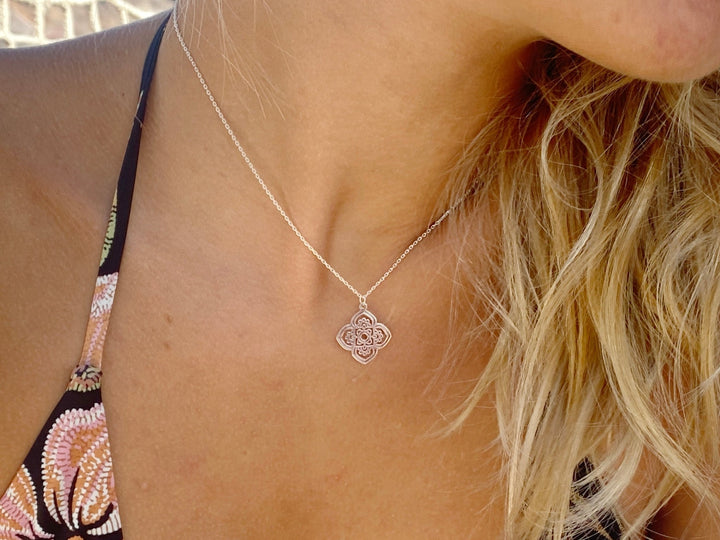 Silberne Halskette Mandala Anhänger - kissedby.shop