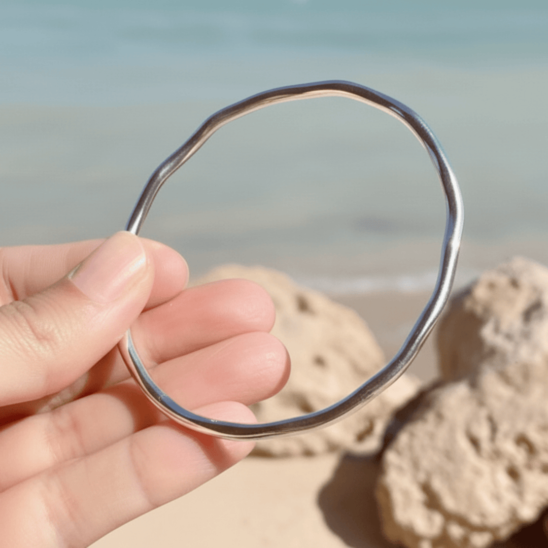 Silberarmreif aus waterproof Stahl, salzwasserfest, organisch und minimalistisch von Alicia&