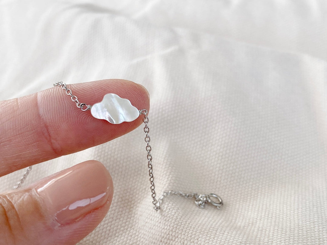 Detailaufnahme des feinen 925er Silberarmbands mit Perlmutt-Wolke auf der Fingerspitze - ALICIA'S DIARY