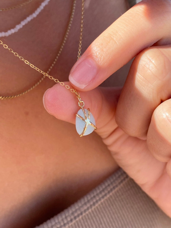 Amazonit Stein Kette aus Gold mit filigranem Design an der Rückseite und Liebe bis ins kleinste Detail. Welche Wirkung hat Amazonit Schmuck?  - ALICIA'S DIARY®