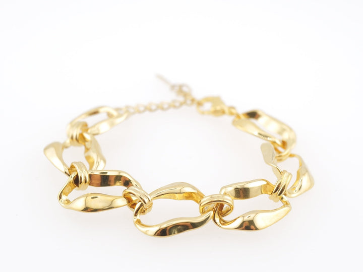 Goldenes Armband im Chunky Look auf  weißem Stein für Beach Girl Inspiration, schöner Schmuck von Alicia's Diary