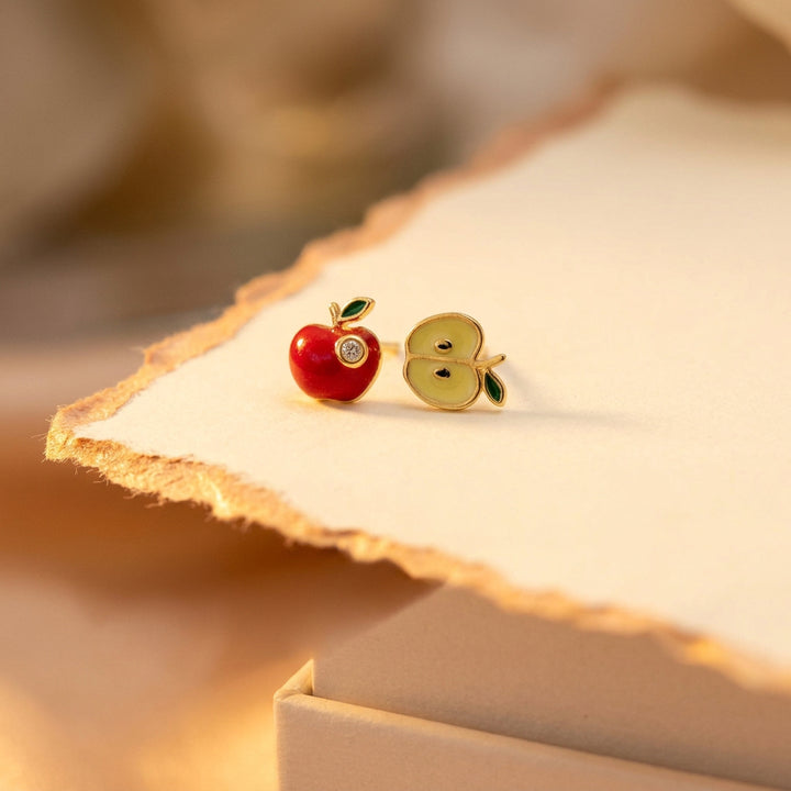 Joyas infantiles con forma de manzana, pendientes de plata bañados en oro, una idea de regalo única para el inicio del colegio de Alicia&