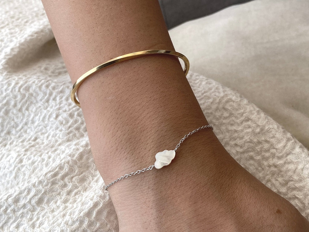 Armband Stacking mit goldenem gedrehten Armreifen und silbernem Armband mit echtem Perlmutt Anhänger, cooler Silberschmuck