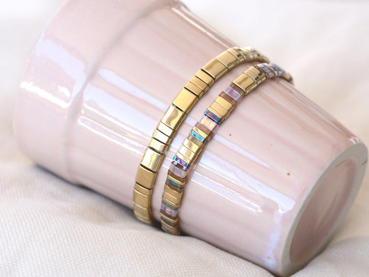 Boho und Hippie Armbänder mit goldenen und bunten Perlen aus Glas, schöner Schmuck für junge Frauen von Alicia's Diary