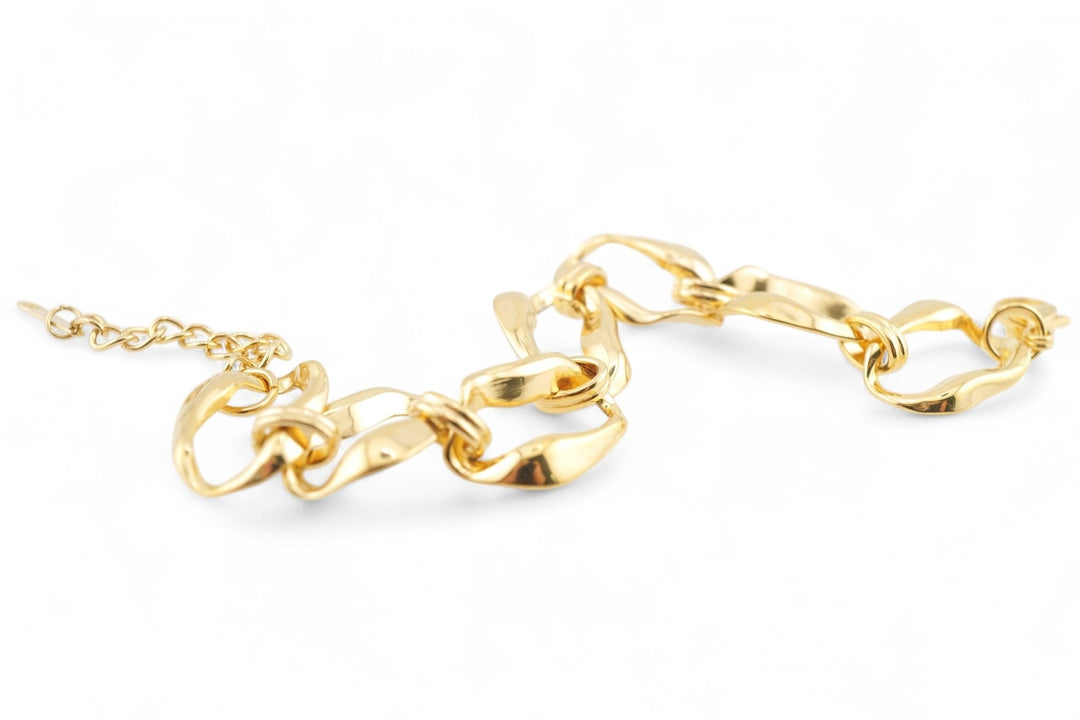 Goldenes Armband im Chunky Style auf weißem Hintergrund für Beach Girl Styling Inspiration, schöner Schmuck von Alicia's Diary