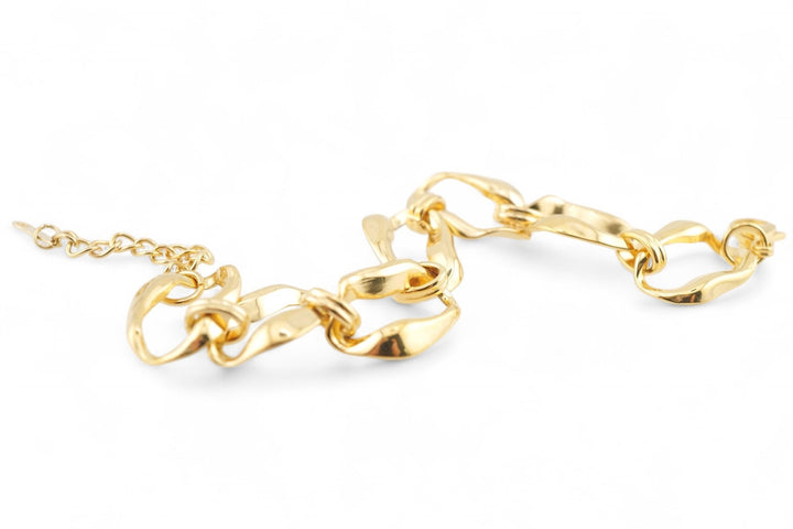 Goldenes Armband im Chunky Style auf weißem Hintergrund für Beach Girl Styling Inspiration, schöner Schmuck von Alicia's Diary