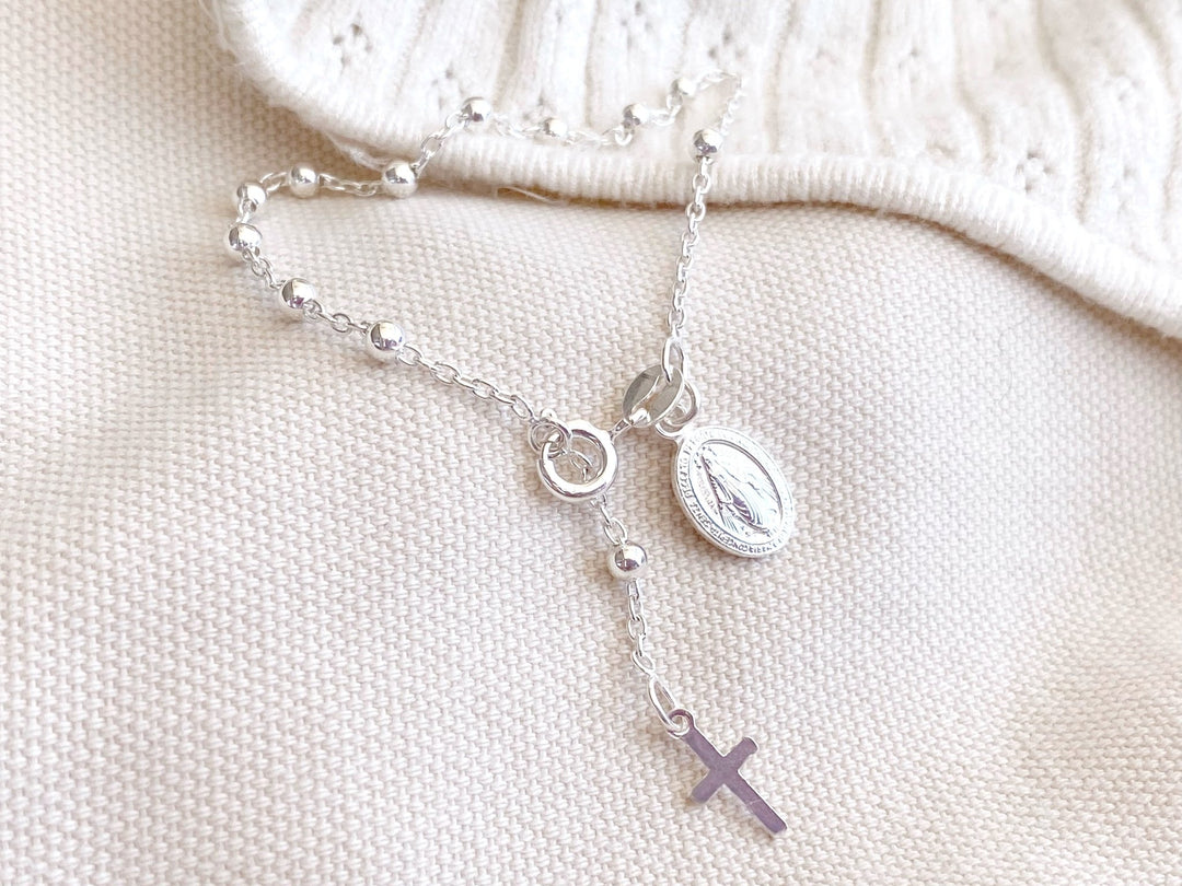 Vintage Armband mit Anhängern, mit Charms Kreuz und Münze, schöner Schmuck von Alicia's Diary