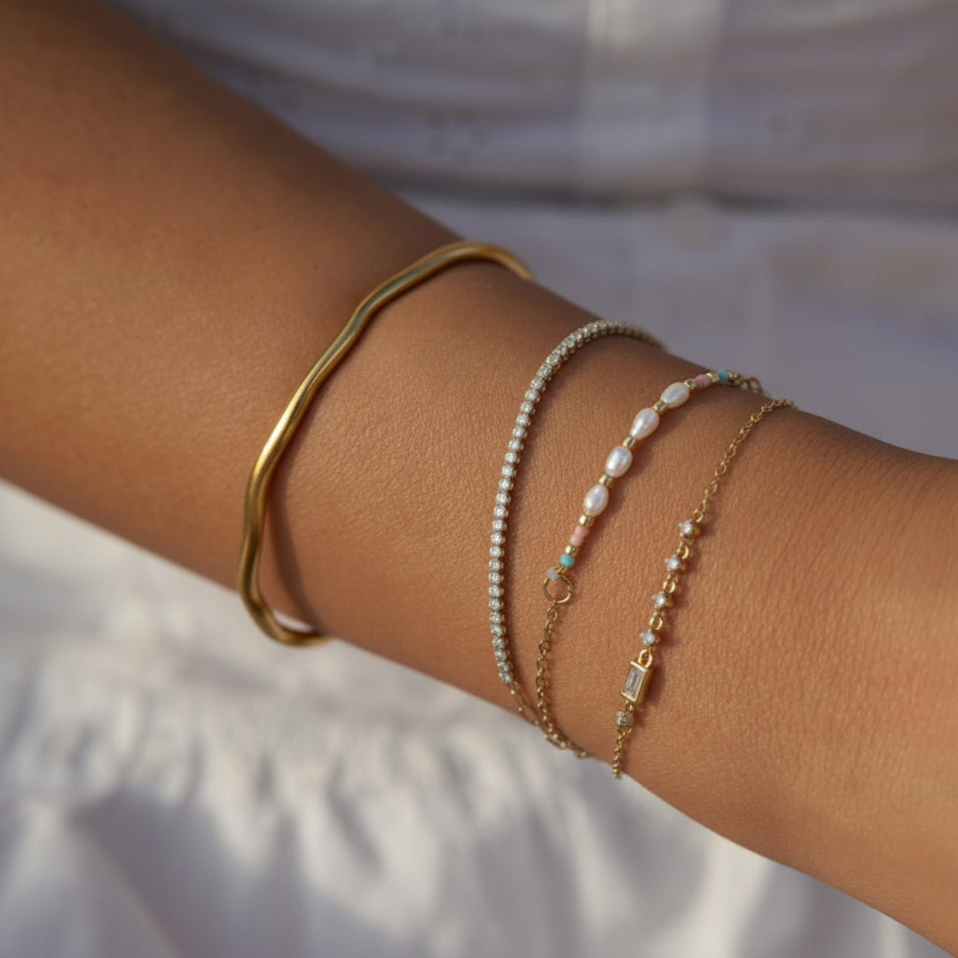 Wavy gold stainless steel bangle Ocean Peace - Alicia&