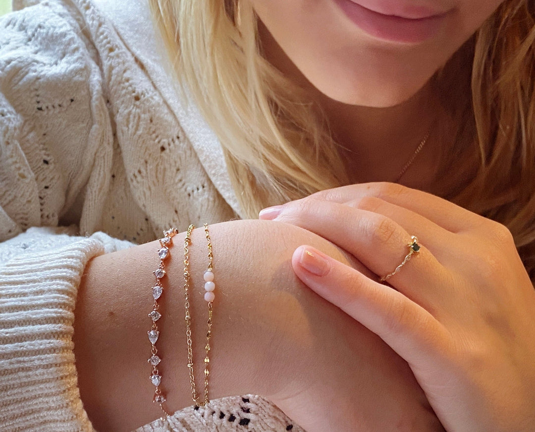 Schönes Glitzer-Armband Damen, Ring mit grünem Stein, Satelliten-Armband gold, weiße Strickjacke, Mädchen, junge Frau, Alicia's Diary