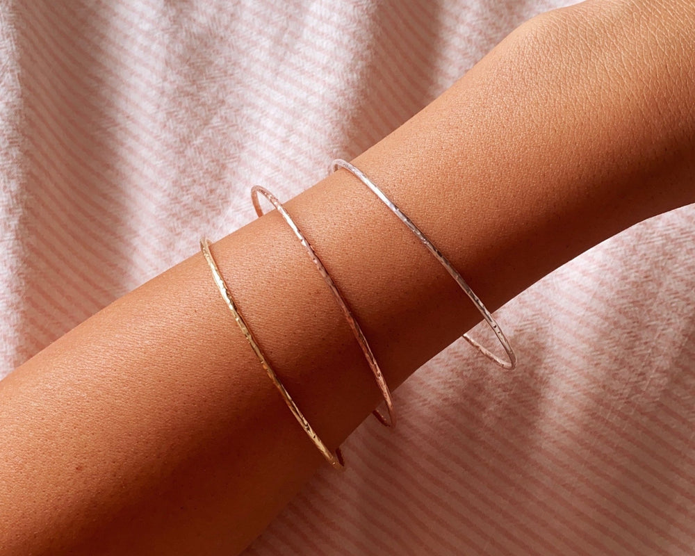 Armreif dünnes Handgelenk, Armreif mit Struktur in Roségold, wasserfester Schmuck rosegold für junge Frauen von der bekannten Schmuckmarke aus Deutschland