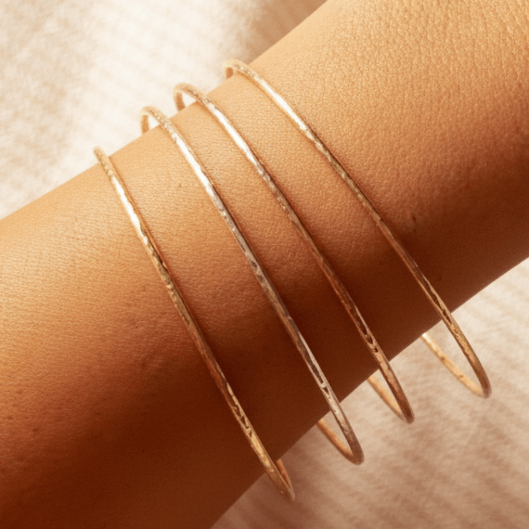 Gold Armreif für dünnes Handgelenk, Gold Armreif mit Struktur, organische Armreifen, wasserfester Schmuck für junge Frauen