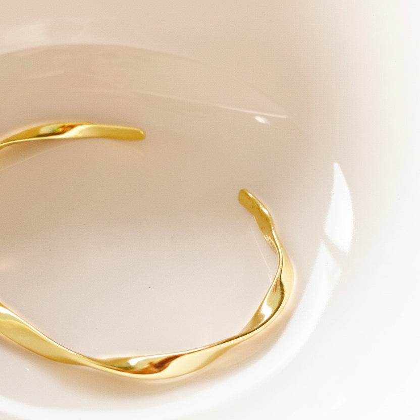 Twisted bangle in gold-plated silver for thin wrists, clean girl style, beautiful jewelry from Alicia&