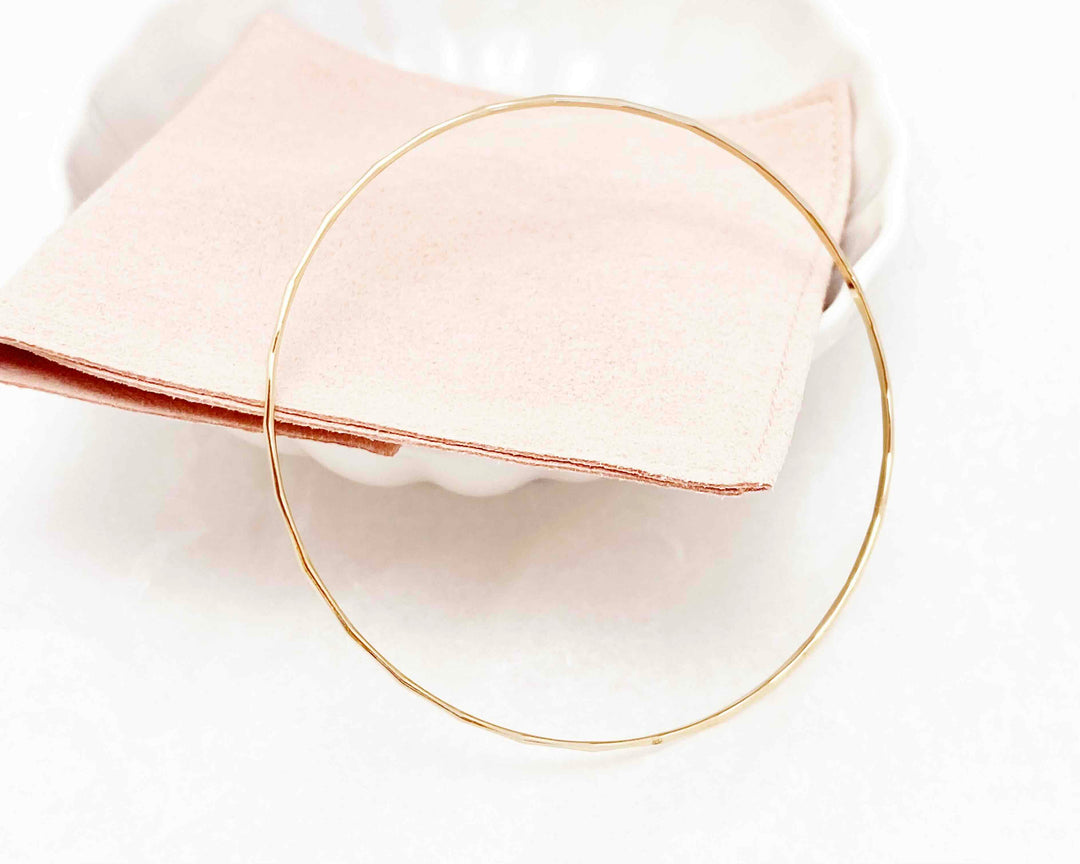 Armreif Gold für Damen schlicht aus Goldfill zum Stapeln am Handgelenk - ALICIA'S DIARY