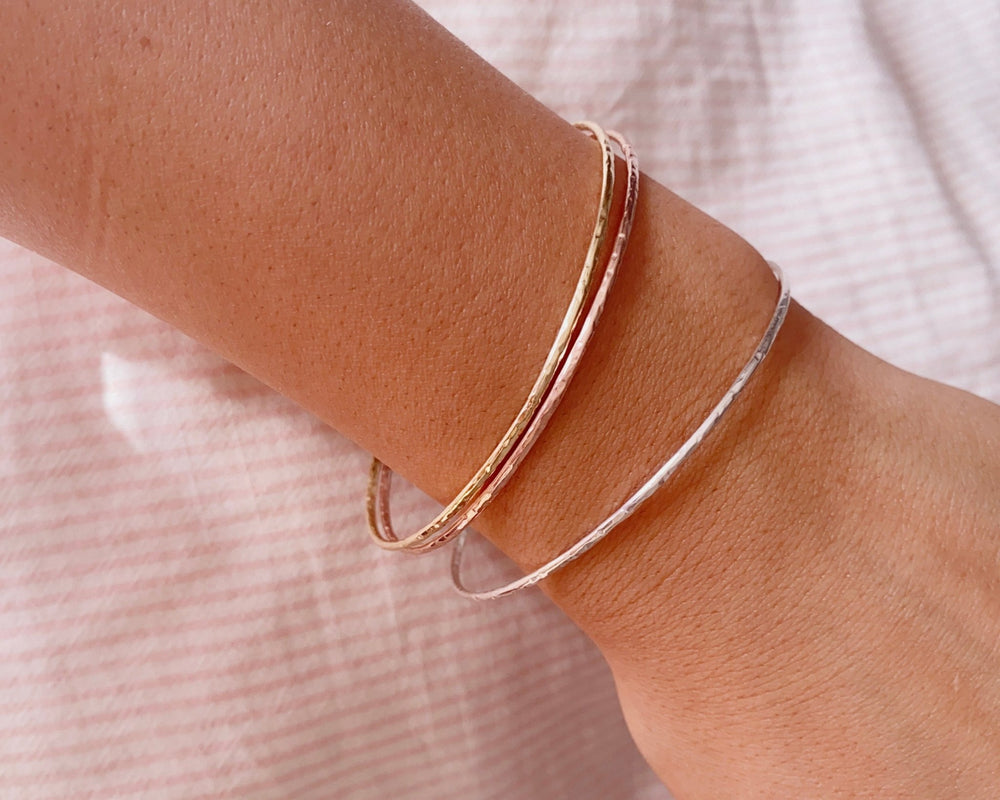 Layering Armband in Gold, Rosengold und Silber, Armreifen Gold gehämmerte Oberfläche