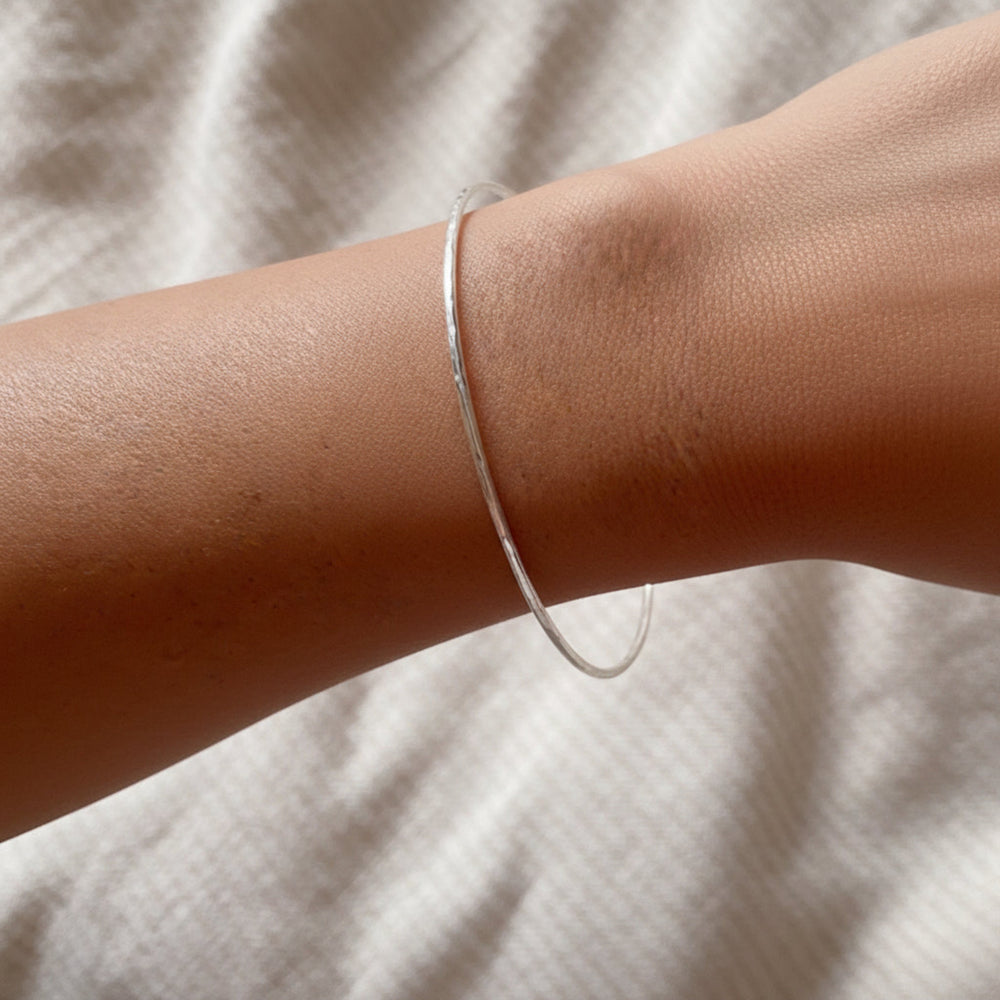 Joyas de plata martillada, brazalete fino de plata con textura, un regalo perfecto para mujeres jóvenes.