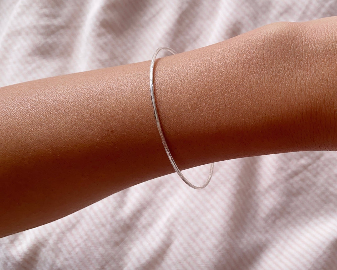 Gehämmerter Schmuck Silber, dünner silberner Armreif mit Struktur als perfektes Geschenk für junge Frauen