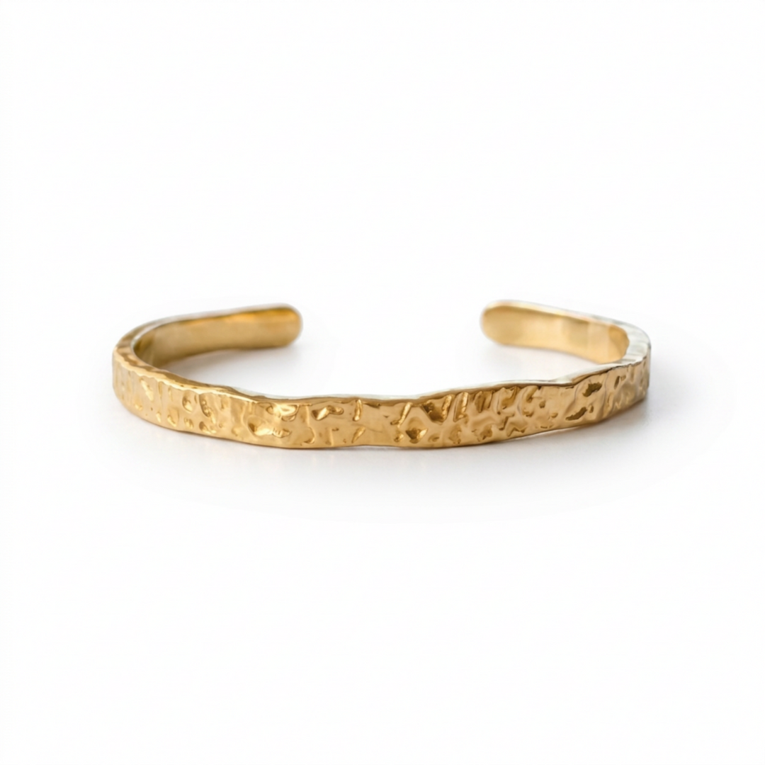Gehämmerter Armreif gold aus chirurgischem Edelstahl, wasserfester Schmuck, der nicht abfärbt, verfärbt, anläuft