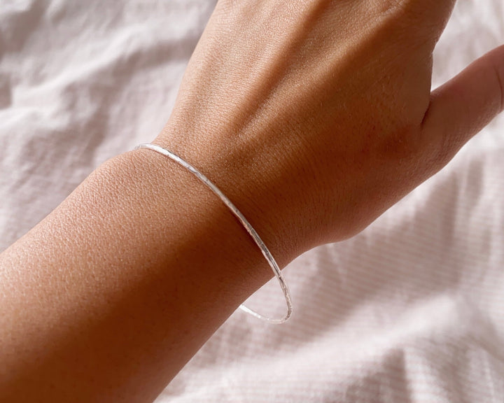 Armreif aus Silber gehämmert dünn, Layering Armband aus echtem 925er Silber im minimalistischen Look