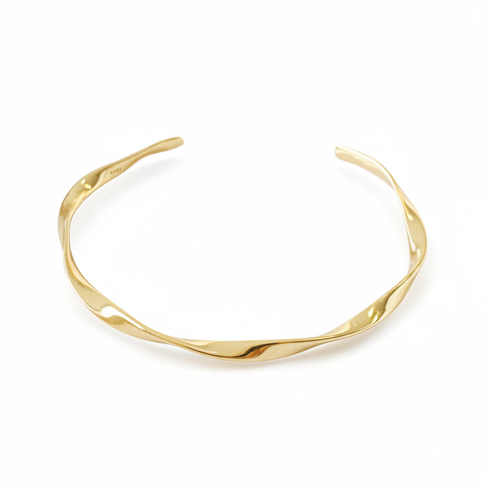Twisted bangle in gold-plated silver, clean girl style, beautiful jewelry from Alicia's Diary