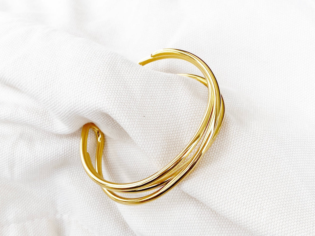 Gewickelte Armspange vergoldeter Edelstahl Detailansicht - ALICIA'S DIARY®