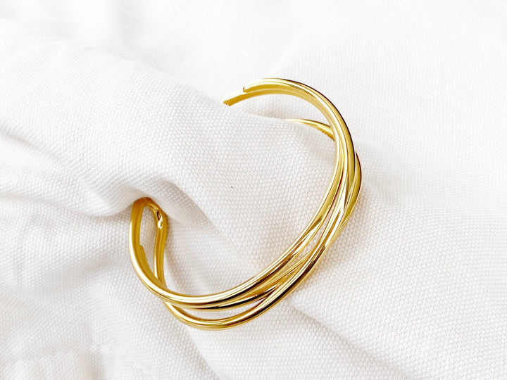 Gewickelte Armspange vergoldeter Edelstahl Detailansicht - ALICIA'S DIARY®