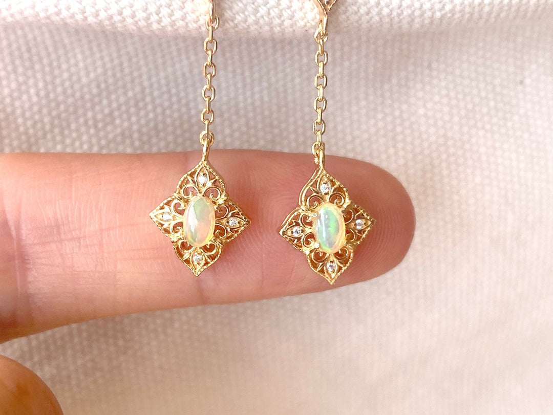 Detailansicht der Art Deco Opal Ohrringe mit filigranen Ornamenten und Zirkon - ALICIA'S DIARY®