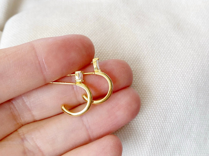 Ohrstecker Creolen asymmtrisch, mit Zirkon, goldene Ohrringe von Alicia's Diary