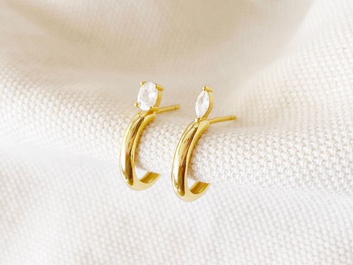 Besondere Ohrringe gold, Ohrstecker Creolen mit Kristall hypoallergen und wasserfest von Alicia's Diary