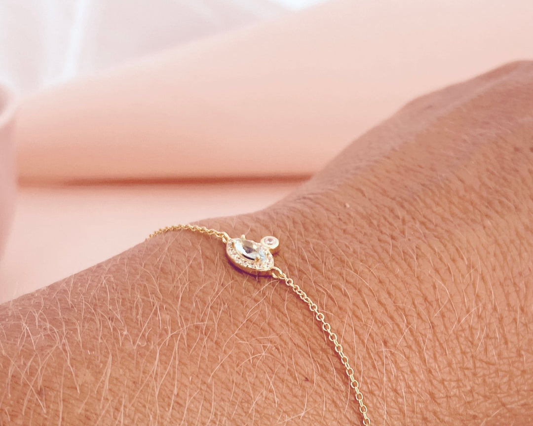 Authentischer Schmuck, romantisches Armband Gold mit hellblauem Stein am Handgelenk - ALICIA'S DIARY