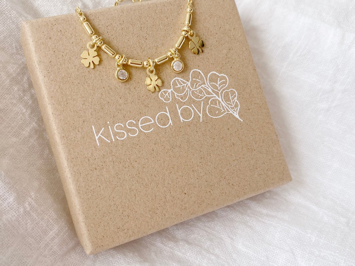 Schmuck Geschenk: Armband mit Kleeblatt Anhängern in Geschenkbox von Alicia's Diary