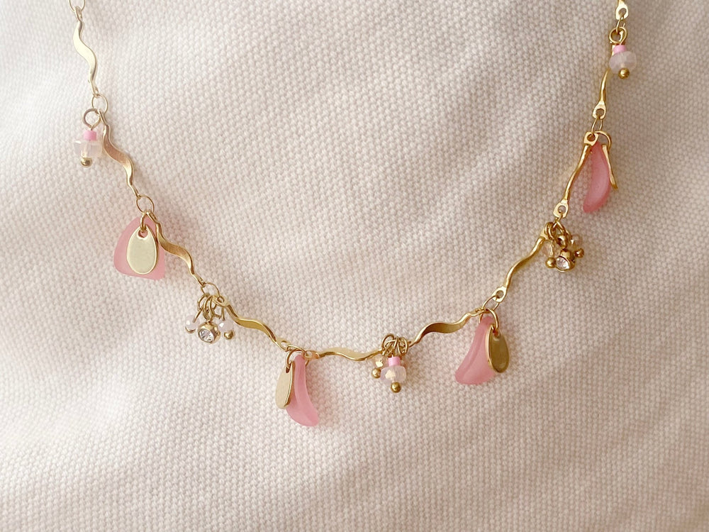 Goldene Edelstahl Halskette im Beach Girl Tropical Style, bunter Schmuck mit Perlen für Restaurant, Cafe, Hotel und Urlaub, Focus auf gold und rosa