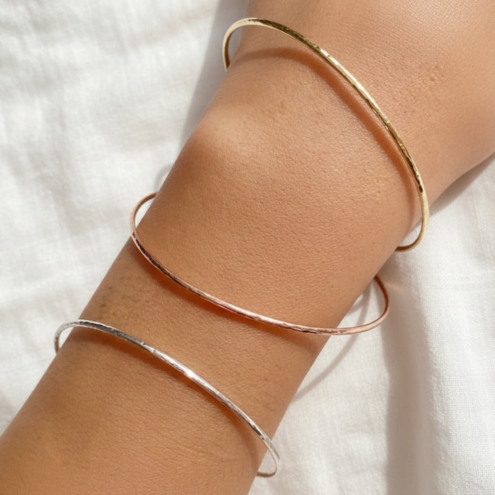 Pulsera rígida de plata martillada para combinar capas - ALICIA&