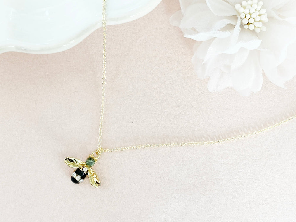 Feine goldene Halskette mit Bienen Charm und Glitzersteinen für Kinder und junge Frauen von Alicia's Diary