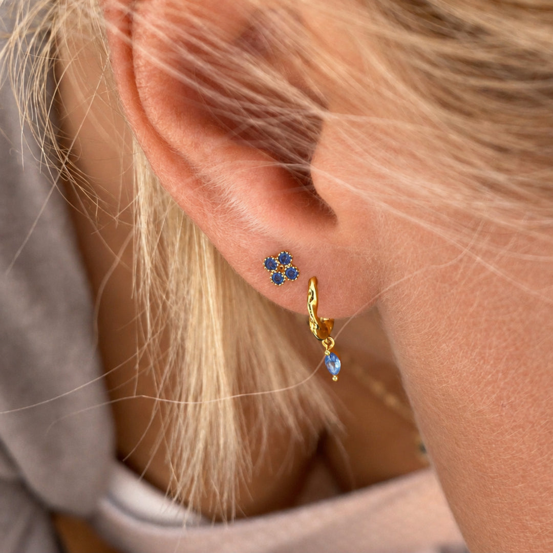 Mini twisted Huggies, filigrane Gold Piercings aus 925 Silber, gedrehte Mini Creolen mit Tropfen Anhänger von