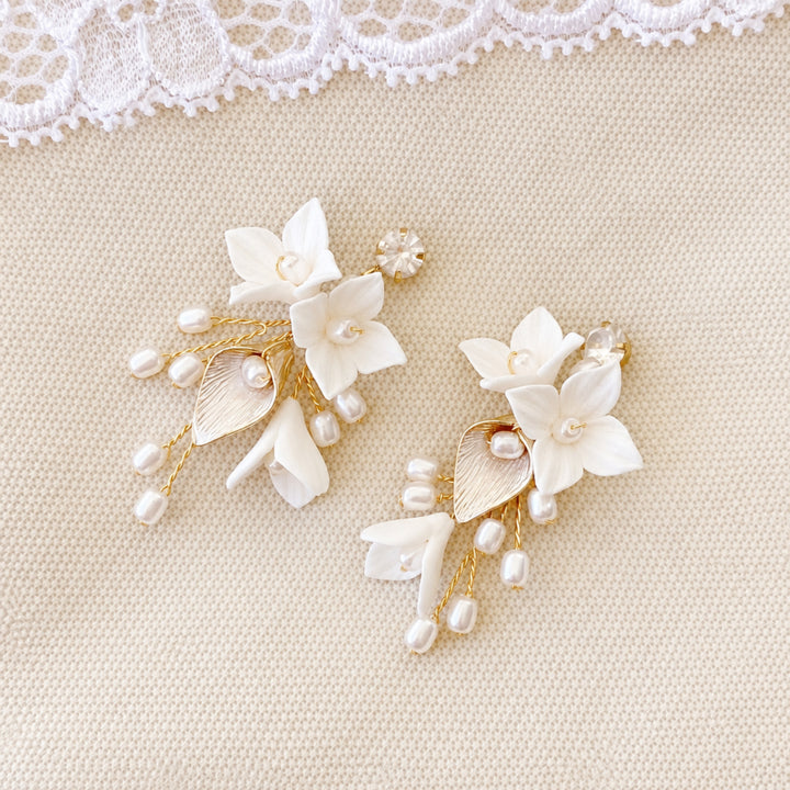 Leichte romantische Brautohrringe mit Blumen | LISA